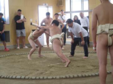 相撲個人戦で戦う二人の選手の様子