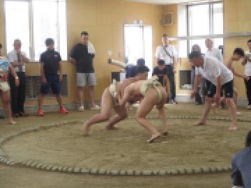 相撲個人戦で取組を行う二人の選手の様子