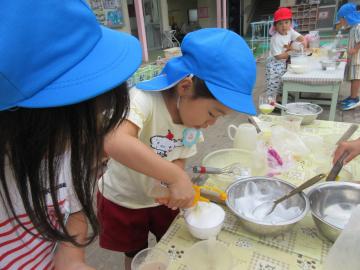 園内で、5歳児たちが泡作りをしている様子