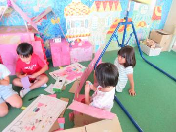 室内で、5歳児たちがピーチ城を作っている様子