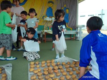 中学生と収穫したジャガイモを選んでいる様子