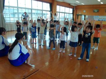 中学生のために幼児が歌を歌っている様子