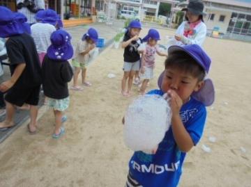 シャボン玉遊びをしている様子