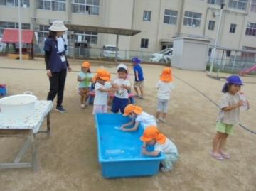 水鉄砲で遊んでいる様子