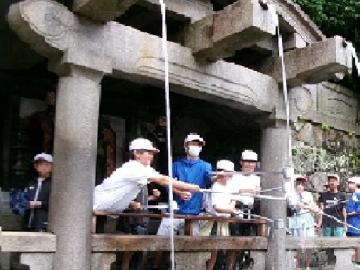 清水寺で6年生が水をすくっている