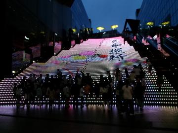 京都駅で6年生がイルミネーションを見ている