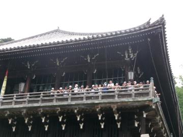 二月堂で6年生が景色を眺めている
