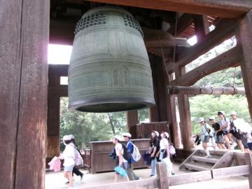 6年生が東大寺の鐘楼の前を通っている