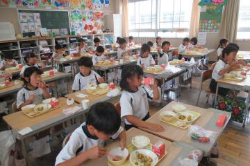 2年生ランチタイム、教室で七夕献立の給食をいただいている児童たちの様子