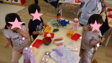 給食でかしわ餅を食べている