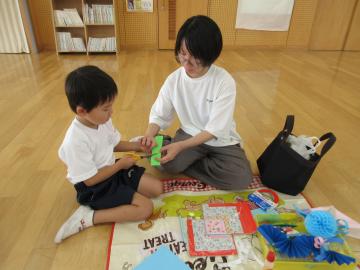 親子で天野川の笹飾りをつくっている様子