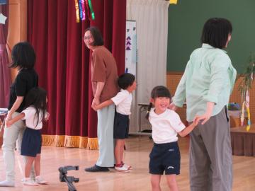 親子で一緒に七夕のダンスをしている様子