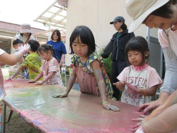 手にも絵具を塗り、ダイナミックに遊んでいる様子