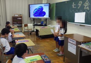 教室内で司会の児童二人が七夕会の進行をしている様子