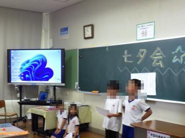 教室内で男子児童二人がはじめのあいさつをしている様子