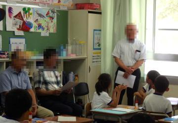 教室内で公民館長が里山会のみなさんを紹介している様子