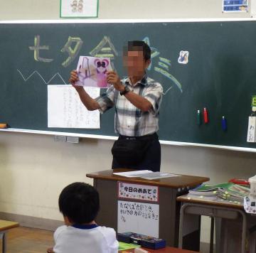 教室内で里山会代表が児童へ七夕について説明している様子