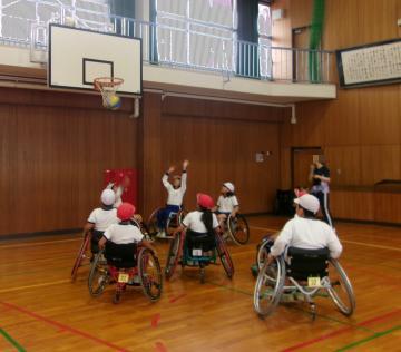 体育館で、車いすバスケットでゴールをした瞬間の様子