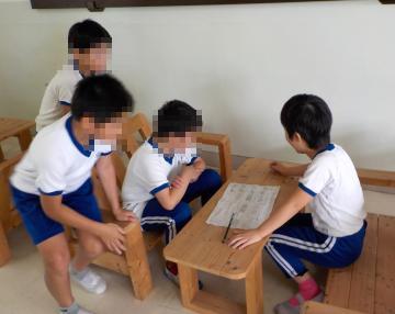 児童たちが宝さがしをどのように進めていくか話し合っている様子