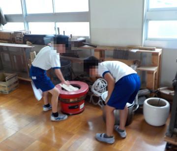 オープンルームで宝をさがしている児童たちの様子