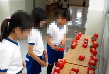 廊下で、見つけた宝を並べている児童たちの様子