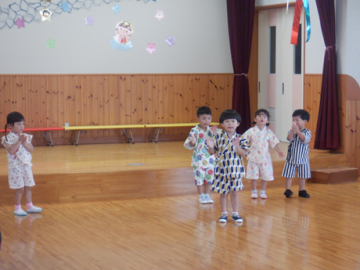 3歳児がダンスを踊っているところ