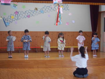 4歳児が楽器を鳴らしているところ