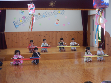 5歳児が鍵盤ハーモニカを演奏しているところ