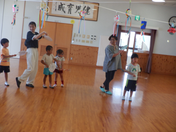 一緒に盆踊りをしているところ