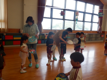 盆踊りを教えてもらっているところ