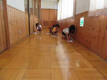 廊下を拭いているところ