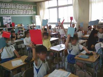 カードを見せてクイズに答える様子