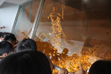 エコパーク網干の施設内で、クレーンからごみが落ちる様子を見ている児童たちの様子