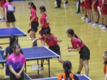 卓球ダブルスの試合を行う女子選手の様子