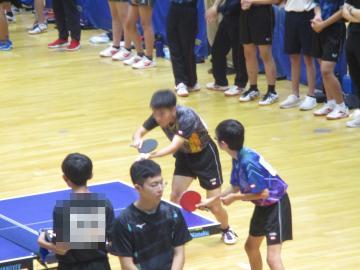 卓球団体戦の試合を行う男子選手の様子