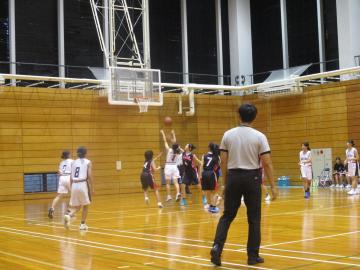 バスケットボールの試合を行う女子選手たちの様子