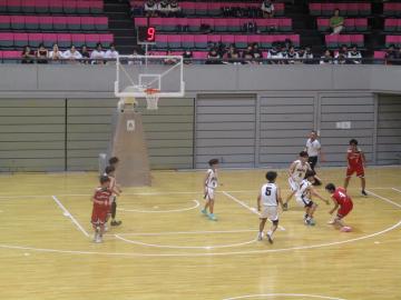 バスケットボールの試合を行う男子選手たちの様子