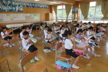 1年生が音楽の授業で鍵盤ハーモニカで演奏している様子