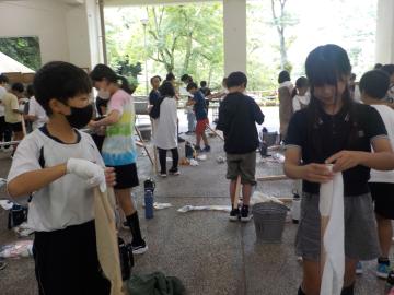 5年生がキャンプファイヤーで使用するトーチ棒を作製している様子