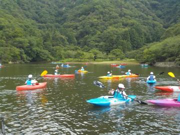 5年生が円山川公苑でカヤック体験およびカヌー体験を楽しんでいる様子