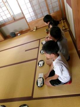 和室で、児童たちが正座をして座っている様子