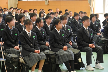 式辞を聴く新入生
