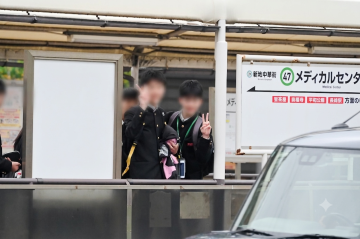 路面電車の駅にて
