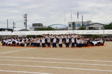 校庭で高学年が集団演技をしている様子