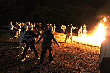 5年生がキャンプファイアーで踊る様子