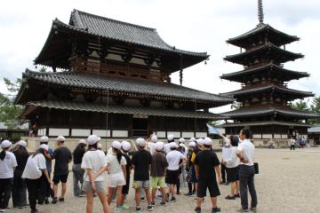 6年生が法隆寺金堂の前にいる様子