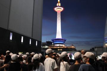 6年生が夜の京都駅から京都タワーを望む様子