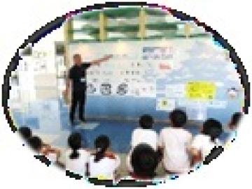 エコパークあぼしの方の話を聞く様子
