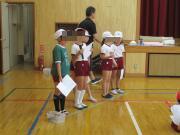 会の司会を務める3年生