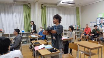 ルイス先生と行きたい場所についてプレゼンしています。